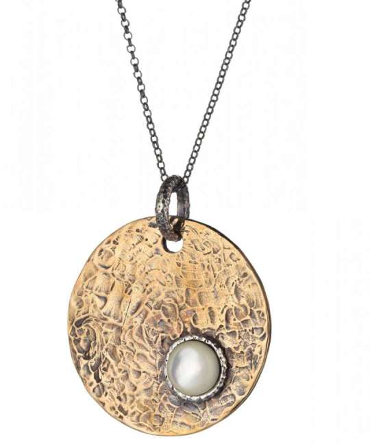 Ciondolo medaglione zigrinato in bronzo con madreperla e catena in argento