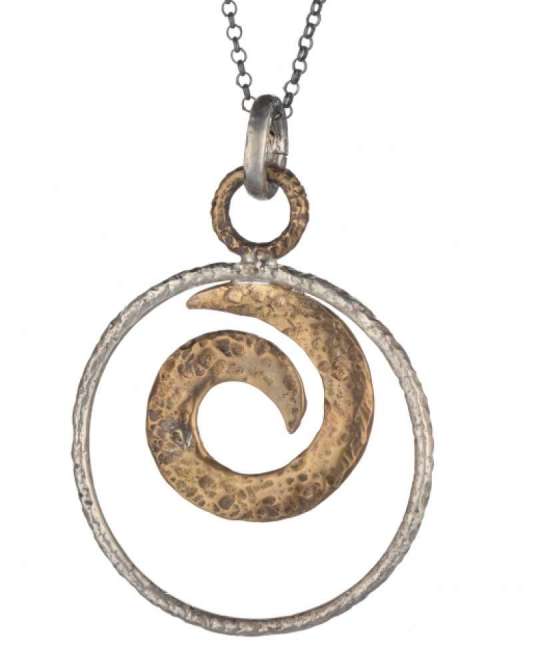 Ciondolo medaglia vuota in argento con spirale in bronzo, contromaglia e catena in argento